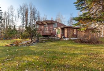 Anchorage Escape has Balcony rooms