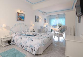 Hotel La Calanque has Balcony rooms