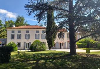 Chez Celine et Philippe Chambre atelier dans propri  t   de charme avec piscine has Balcony rooms