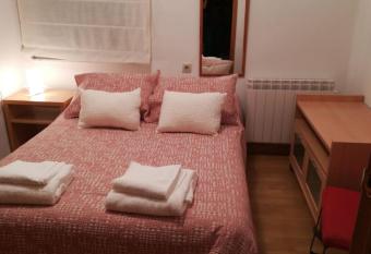 C  ntrico y luminoso San Vicente allows 18 year olds to book a room