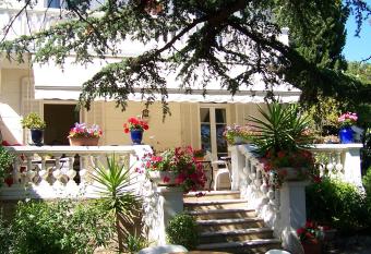 Le Thimoth  e : H  tel & Studios has Balcony rooms