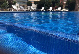 Hotel Plaza Miami - S  lo Adultos allows 18 year olds to book a room