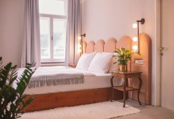 Selina Chicago allows 18 year olds to book a room