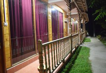 Sundaze Beach Resort has rooms with a private hot tub