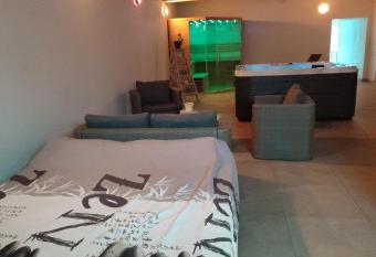 LE CHARME D OGNES has rooms with a private hot tub