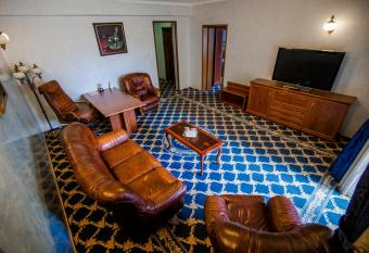 Hotel Golden House has rooms with a private hot tub