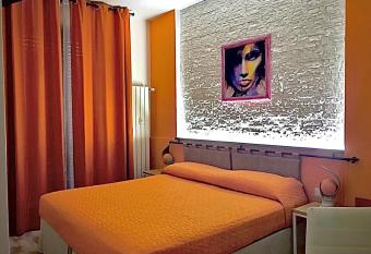 Casa Simonetta has Balcony rooms