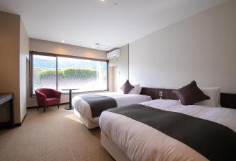 Iwakuni Kokusai Kanko Hotel has rooms with a private hot tub