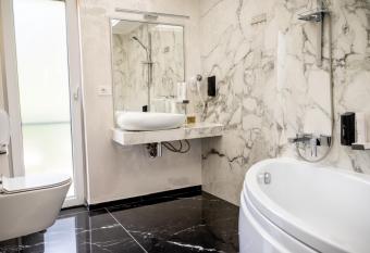 Carpentiere Arena has rooms with a private hot tub