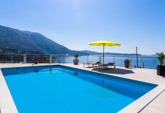 Apartments Sandito allows 18 year olds to book a room