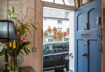 MAISON50 allows 18 year olds to book a room