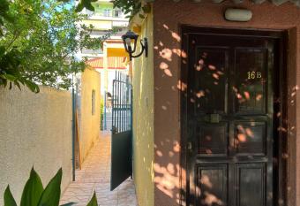 Cosy guesthouse-souterrain with garden in city center allows 18 year olds to book a room