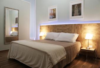 Residenza La Reggia has Balcony rooms