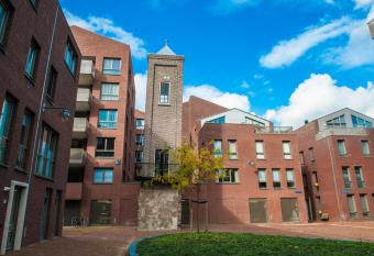 Goudse Watertoren,    t kleinste woontorentje van Nederland allows 18 year olds to book a room