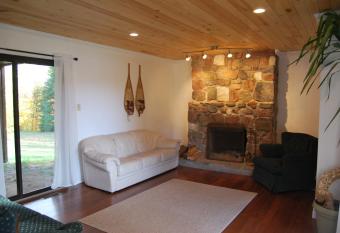 Lakeview Cottage has Balcony rooms