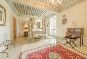 Ch  teau de La Mar Chambres d H  tes has rooms with a private hot tub