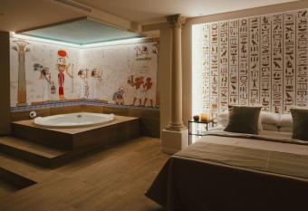 Valle del Nilo has rooms with a private hot tub