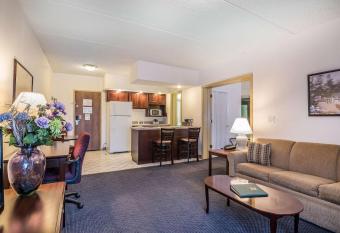 Quality Inn & Suites Albany Airport has rooms with a private hot tub