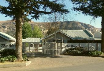 2 The Mews - easy walk to town and the CVC has Balcony rooms