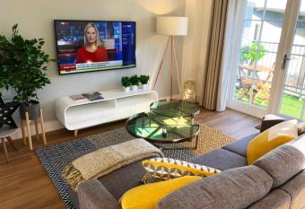 Parkside Penthouse has Balcony rooms