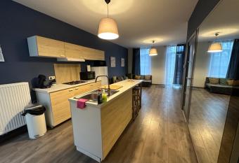 LFA Charmante maison de ville allows 18 year olds to book a room