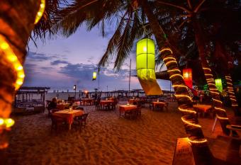 International Beach Hotel & Restaurant has Balcony rooms