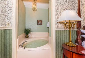 The Old Powder House B&B has rooms with a private hot tub