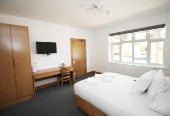 Flexistay Aparthotel Sutton allows 18 year olds to book a room