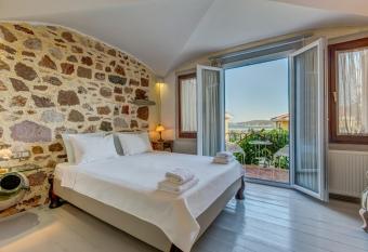 Cunda Battalos Kucuk Hotel allows 18 year olds to book a room