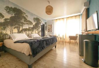 La Mascrabiere BED & SPA has rooms with a private hot tub