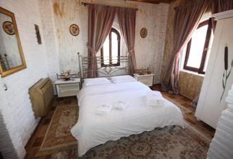 Hotel Iliada has rooms with a private hot tub