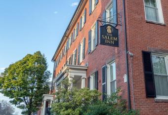 The Salem Inn has rooms with a private hot tub