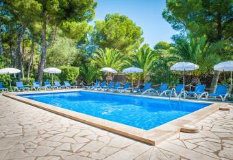 Apartamentos Cala Murada Tennis allows 18 year olds to book a room