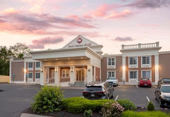 Best Western Plus Fairfield Hotel has rooms with a private hot tub