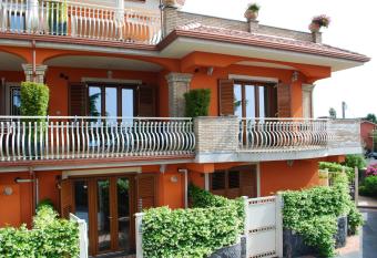 One bedroom appartement with sea view enclosed garden and wifi at Trecastagni 9 km away from the beach has Balcony rooms