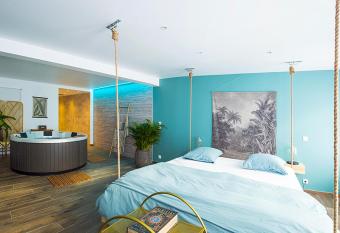 Cabinet de r  veries allows 18 year olds to book a room