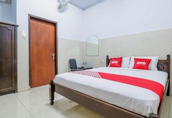Super OYO 1952 Hotel Dewata Indah allows 18 year olds to book a room
