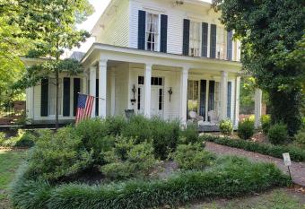 Heritage Inn BNB has Balcony rooms