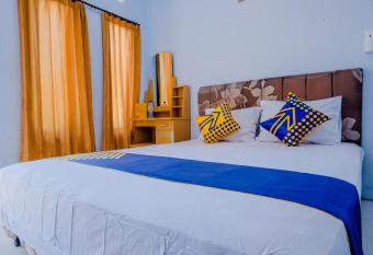 SPOT ON 1958 Asembagus Family allows 18 year olds to book a room