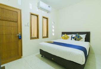 RedDoorz near Alun Alun Cianjur allows 18 year olds to book a room