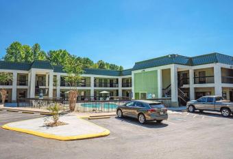 Quality Inn and Suites near Six Flags ~ Austell has Smoking/Balcony rooms