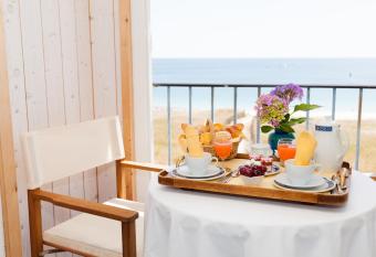 Hotel Restaurant De La Plage has Balcony rooms