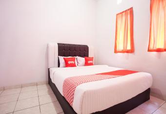 OYO 453 Rumah Idaman Bunda allows 18 year olds to book a room