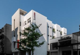 SI Hotel allows 18 year olds to book a room