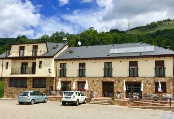 Hotel Rural Nova Ruta has rooms with a private hot tub