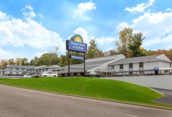 Days Inn & Suites by Wyndham Wisconsin Dells allows 18 year olds to book a room