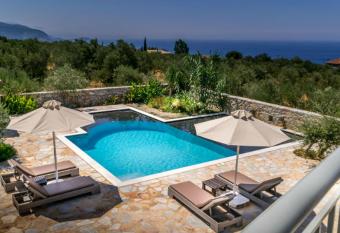Villa      stoupa has Balcony rooms