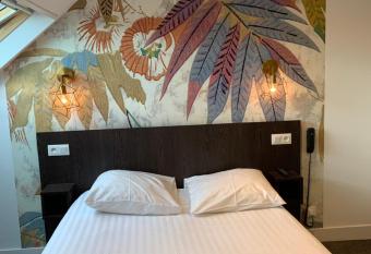 Hotel Iena allows 18 year olds to book a room