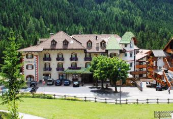 Albergo Bernard has Balcony rooms