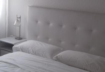 Pensi  n Room Pamplona allows 18 year olds to book a room